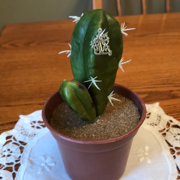 No brand Jewelry - Very thin gold pendant saying #1 mom